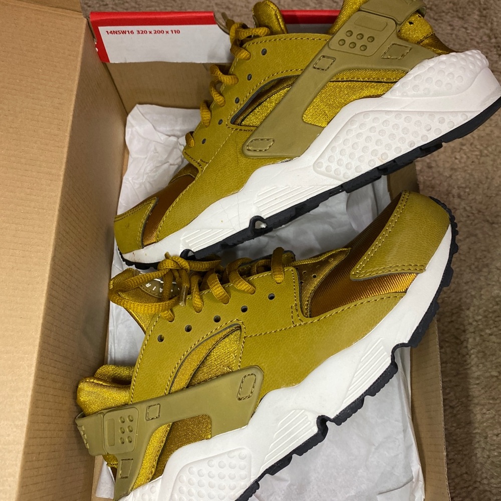 Sneakers - Picture 3 of 3
